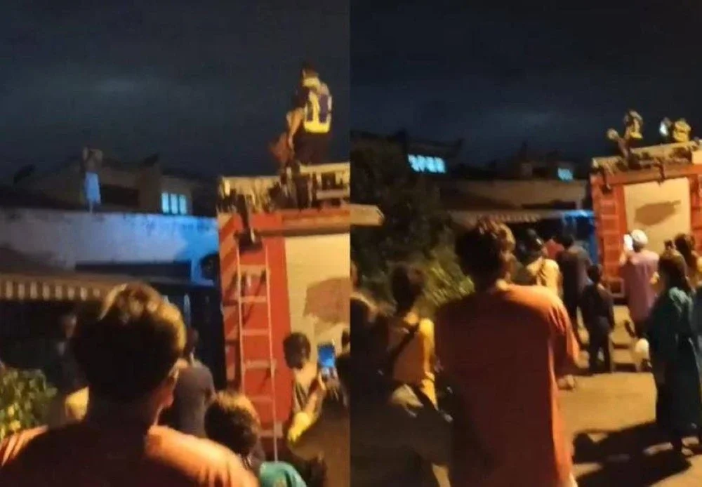 Penduduk sebuah kawasan perumahan di Semenyih gempar selepas seorang lelaki memanjat bumbung rumah sambil memegang sebilah pisau dalam kejadian pada Khamis.