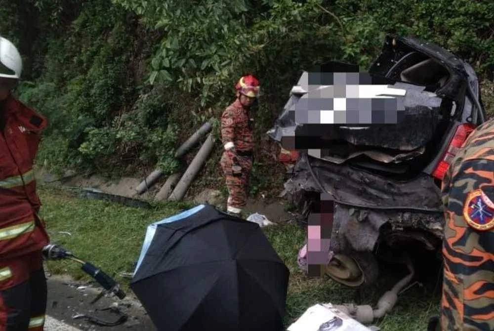 Kenderaan jenis Toyota Wish rosak teruk selepas berlanggar dengan sebuah treler di Jalan Sulaman. Foto bomba