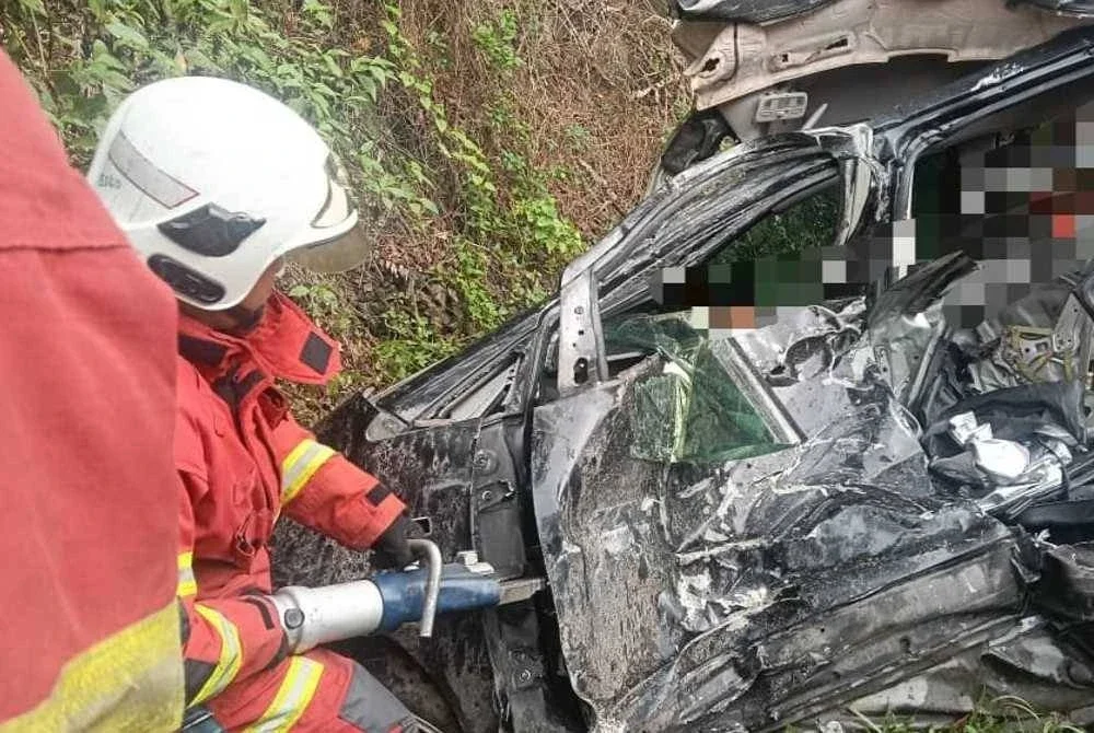 Keadaan kenderaan yang dinaiki mangsa selepas bertembung dengan treler. Foto bomba