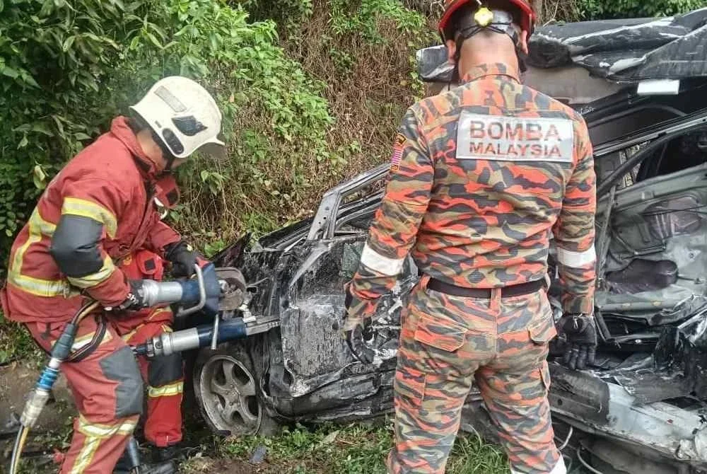 Kemalangan melibatkan sebuah treler dan kenderaan Toyota Wish yang bertembung sebelum terbabas di bahu jalan. Foto bomba