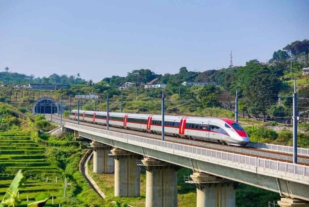 Pelancong asing menganggap Whoosh bukan sekadar pengangkutan tetapi juga sebahagian daripada pengalaman pelancongan mereka di Indonesia. - Gambar hiasan