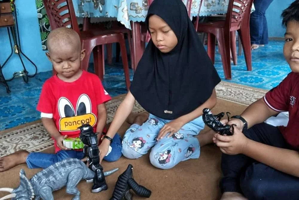 Aqra (kiri) menghidap kanser saraf tahap empat memerlukan RM350,000 untuk menjalani rawatan imunoterapi yang dijadualkan bermula bulan ini di Hospital Tunku Ampuan Besar Tuanku Aishah Rohani.