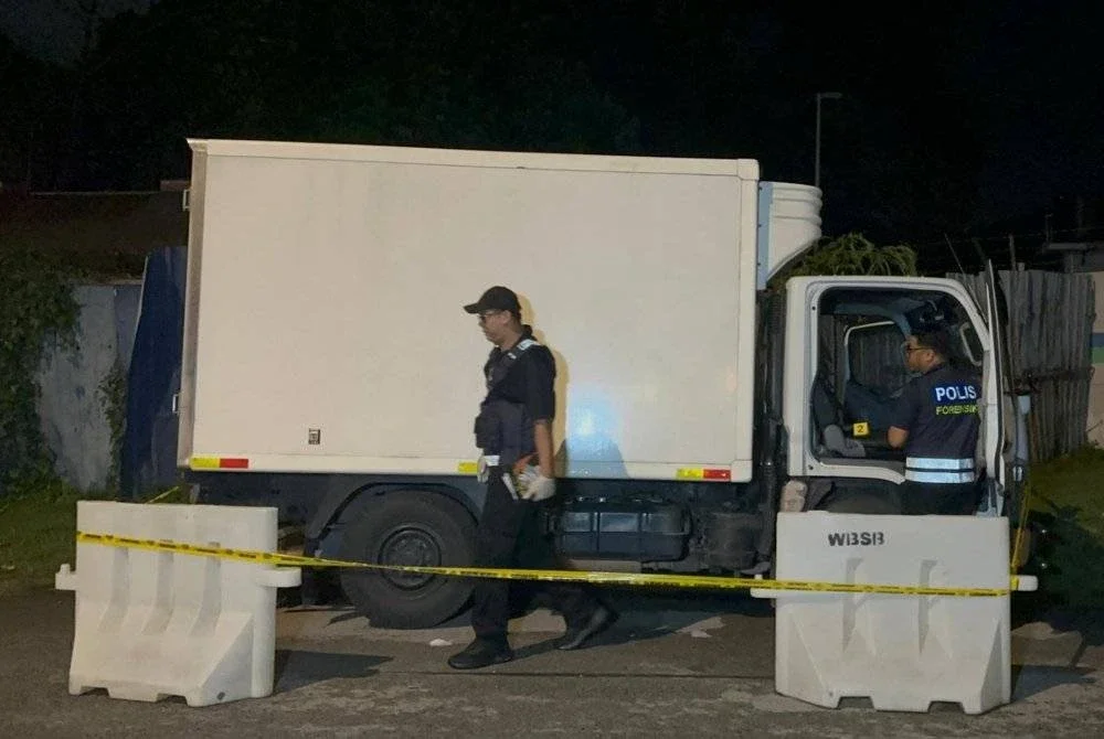 Anggota forensik melakukan siasatan di lokasi kejadian.