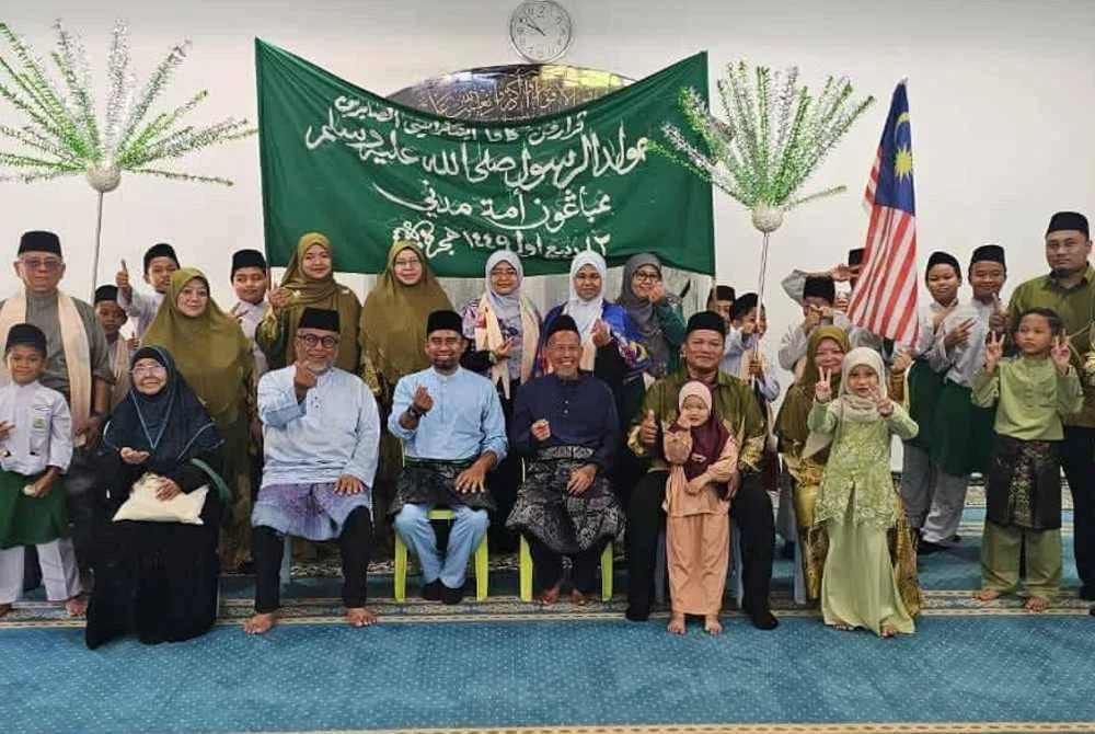 Sebahagian peserta pogram diketuai pihak pengurusan surau bergambar bersama sempena sambutan Maulidur Rasul