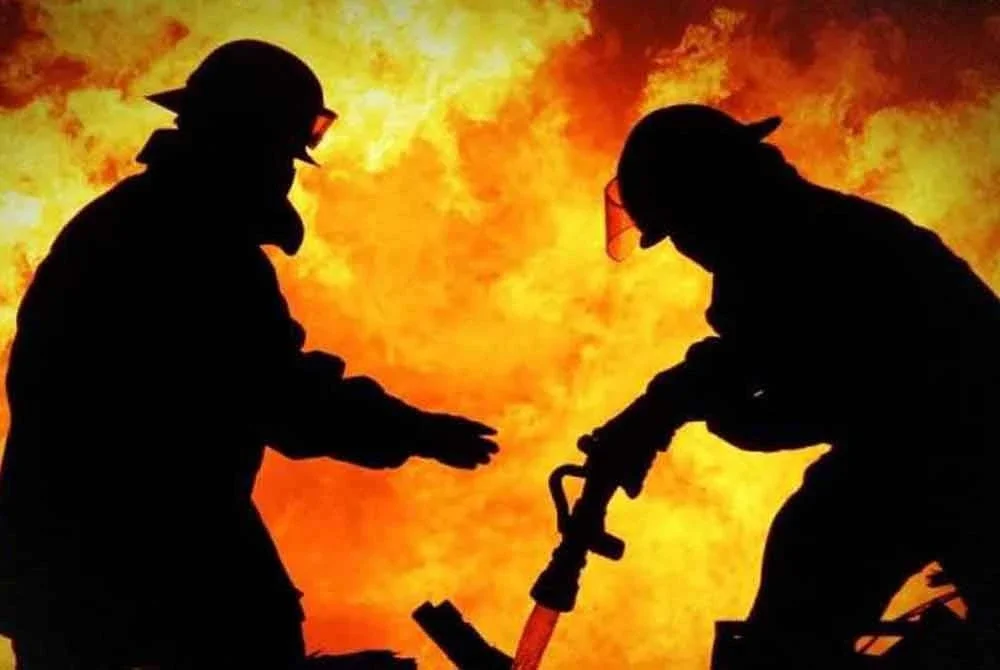 Sebuah gudang menyimpan bateri lama di Kawasan Perindustrian Tanjung Minyak di sini terbakar tengah hari tadi - Gambar hiasan