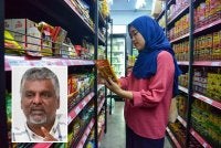 Seorang pengunjung memilih barangan keperluan ketika tinjauan bantuan SARA sekitar Kuala Lumpur. Foto Bernama (Gambar kecil: Baharom)