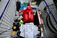 Ada segelintir peniaga dipercayai menawarkan penukaran wang tunai dengan mengenakan upah sebanyak RM20 dan barangan di luar senarai kepada penerima 'one off' SARA RM100. Gambar hiasan