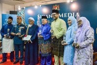 Khairul Aming (tiga dari kanan) bersama penerima Anugerah Maulidur Rasul yang lain sempena sambutan Maulidur Rasul Peringkat Kebangsaan 2025/1447H MAEPS, Serdang pada Jumaat. Foto: Bernama