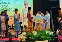Al-Sultan Abdullah mengurniakan Anugerah Tokoh Maulidur Rasul kepada mantan Pengarah Jabatan Agama Islam Pahang (JAIP), Datuk Dr Zulkifle Ali sempena Majlis Sambutan Maulidur Rasul Peringkat Negeri Pahang 2025 di Dewan Jubli Perak Sultan Haji Ahmad Shah di sini pada Jumaat.