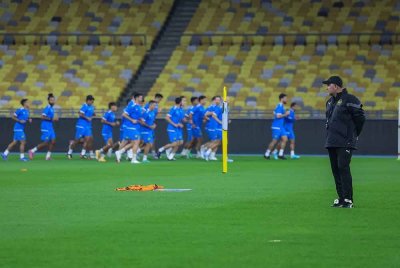 Cklamovski memantau sesi latihan skuad Harimau Malaya di Stadium Nasional Bukit Jalil. - FOTO: Bernama