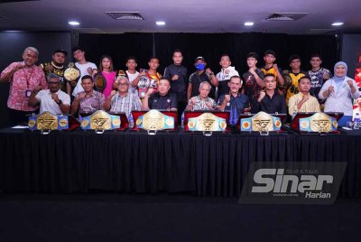 Barisan depan, tiga kanan Rosli bersama Nasir (tengah), tetamu serta peninju yang bakal bertarung di RF3 Super Champion Muay Thai Kuda Merah dan Kejohanan Mysinar Championship Muaythai Kuda Merah selepas sidang media di Kompleks Kumpulan Karangkraf pada Khamis. Foto SINAR HARIAN / MOHD HALIM ABDUL WAHID