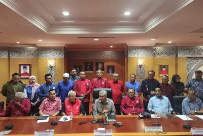Ahmad Zahid (tengah) bercakap ketika sidang akhbar selepas mengadakan mesyuarat dengan Biro Politik UMNO Sabah di Kota Kinabalu pada Khamis.