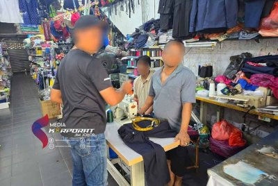 Antara warga asing yang diperiksa dalam operasi penguatkuasaan membabitkan 43 premis di sekitar Iskandar Puteri dan Kulai pada Rabu lalu. - Foto JIM Johor