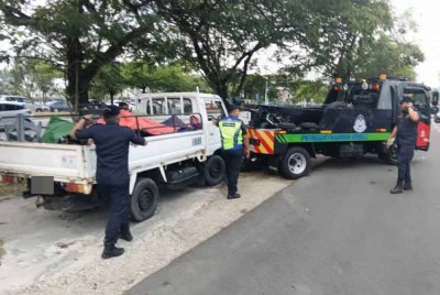 Antara dua kenderaan yang ditunda dalam operasi dijalankan Jabatan Penguatkuasaan MBSJ di USJ 4, Subang Jaya baru-baru ini.