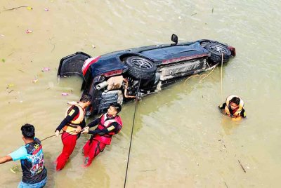 JBPM membawa naik kenderaan yang tenggelam di dasar Sungai Linggi pada Khamis sehingga mengorbankan dua beradik.