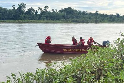 Operasi mencari dan menyelamat dilakukan di lokasi mangsa dipercayai hilang di Kampung Baru Lambor Kiri, sejauh kira-kira 3 kilometer. Foto Bomba Perak