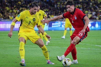 Pemain Singapura, Haryhys Rizal Gareth Stewart mengasak pemain Malaysia, Facundo Tomas Garces pada perlawanan antarabangsa Tier 1 di antara Malaysia menentang Singapura di Stadium Nasional Bukit Jalil. Foto Bernama