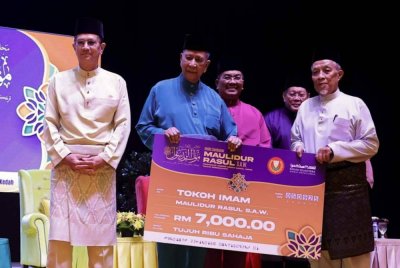 Sultan Sallehuddin (dua dari kiri) berkenan menyampaikan Anugerah Tokoh Imam kepada Mokhtar Zakaria (kanan) sempena sambutan Maulidur Rasul peringkat negeri di Wisma Darul Aman.