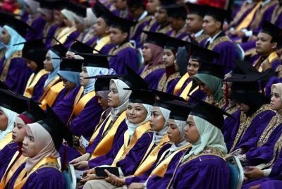 KPT memaklumkan 1,132 program pengajian Ijazah Sarjana Muda ditawarkan dengan pemilihan pelajar dibuat berasaskan prinsip meritokrasi iaitu menyusun calon yang layak mengikut markah merit tertinggi hingga terendah. Gambar hiasan.