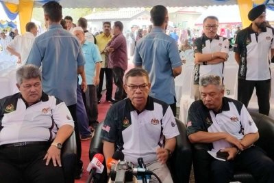 Saifuddin bercakap ketika sidang media selepas Majlis Peluncuran Kampung Angkat dan Sekolah Angkat Madani di Sekolah Kebangsaan Rambong Pulai di Baling pada Jumaat.