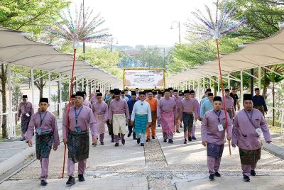 Menteri di Jabatan Perdana Menteri (Hal Ehwal Agama) Datuk Dr Mohd Na'im Mokhtar mengetuai perarakan sempena Sambutan Maulidur Rasul Peringkat Kebangsaan Tahun 1447H/2025M di Taman Ekspo Pertanian Malaysia Serdang (MAEPS) pada Jumaat. Foto Bernama