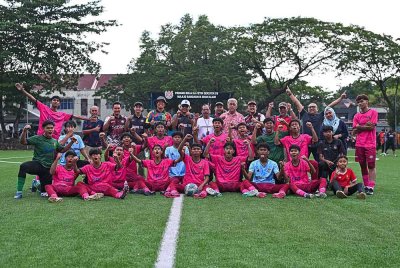 SMK Seksyen 19 akan berdepan SMK Meru dalam perlawanan akhir Piala Datuk Mokhtar Dahari B-18 di Stadium MBPJ, Sabtu ini.