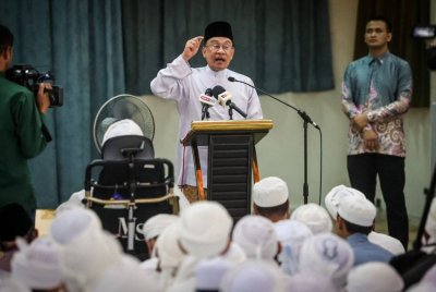 Anwar menyampaikan tausiah selepas menunaikan solat Jumaat pada Program Temu Mesra Jabatan Mufti Wilayah Persekutuan di Masjid Jamek Bandar Baru Seri Petaling, hari ini. - Foto: Bernama