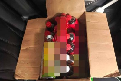 Botol-botol jus minuman berperisa disyaki mengandungi dadah jenis ekstasi yang dirampas. Foto: FB Briged Tenggara PGA