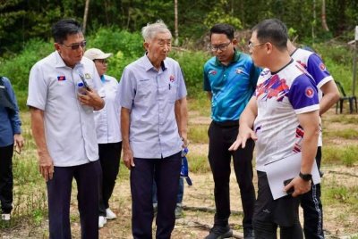 Tian Soon (kanan) melawat Laluan lintasan hidupan liar pertama di Johor bakal dibina di jalan utama FT50.