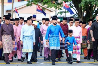 Tunku Mahkota Ismail menyertai perarakan Maulidur Rasul di Kluang pada Jumaat. Foto FB Onn Hafiz