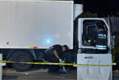 Seorang pemandu lori sanggup menikam dirinya sendiri sebelum mereka-reka cerita disamun bagi mengaburi majikan selepas menggunakan wang syarikat untuk berjudi.