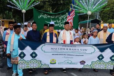 Peserta bergerak mengelilingi kawasan perumahan dengan selawat diketuai Imam Shafiq, Imam 1 Surau Al-Mustaqim yang bergema sepanjang laluan pada Jumaat.