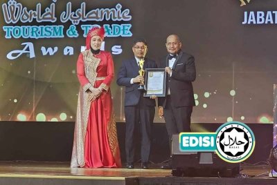 JEFFRI (kanan) menyampaikan anugerah kepada Muhyidin sempena WITA 2025 baru-baru ini. Foto Jakim