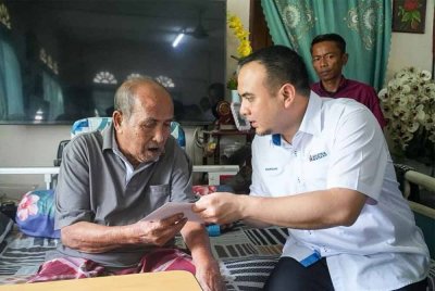 Ahmad Farhan menyampaikan sumbangan daripada Perdana Menteri kepada Juhari di kediamannya di Kampung Paya Keladi, Pahang. - Foto: FB Anwar Ibrahim