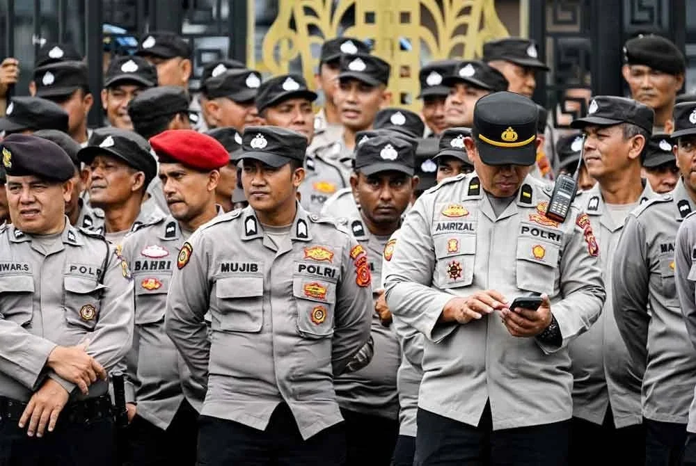 Polis berkawal di hadapan bangunan Dewan Perwakilan Rayat Acheh (DPRA) semasa protes mahasiswa di Banda Aceh. - AFP