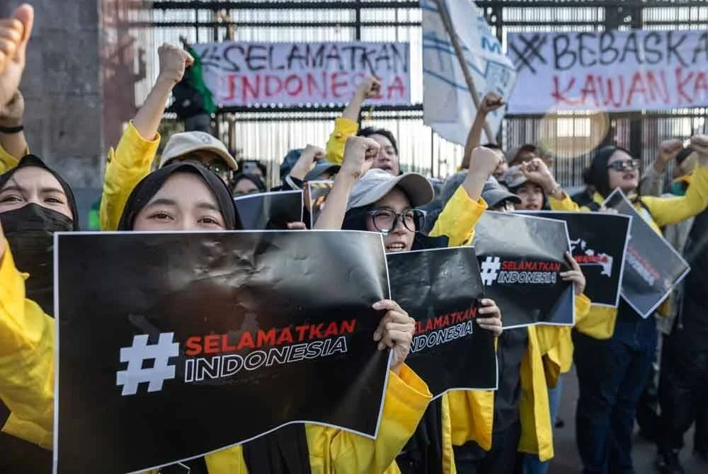 Mahasiswa mengadakan demonstrasi di hadapan kompleks Parlimen Indonesia bagi mengulangi tuntutan “17 8 Suara Rakyat”. - AFP