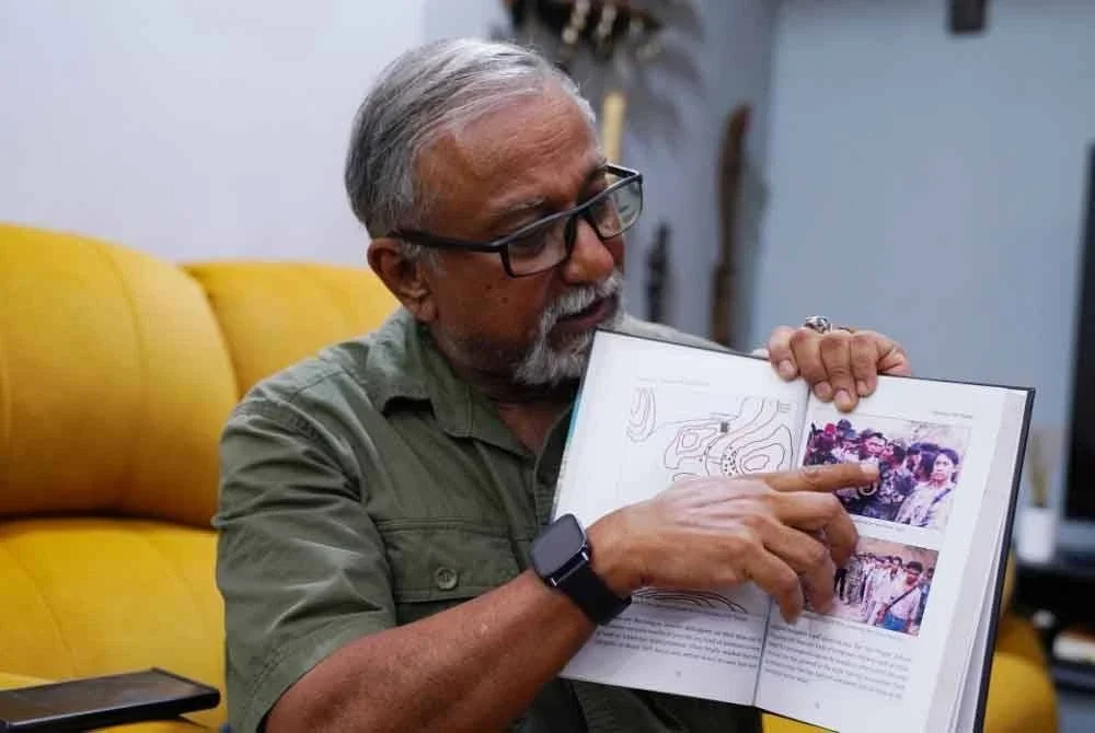 Ajaya menunjukkan gambar kenangan ketika bertugas di Timor Timur.