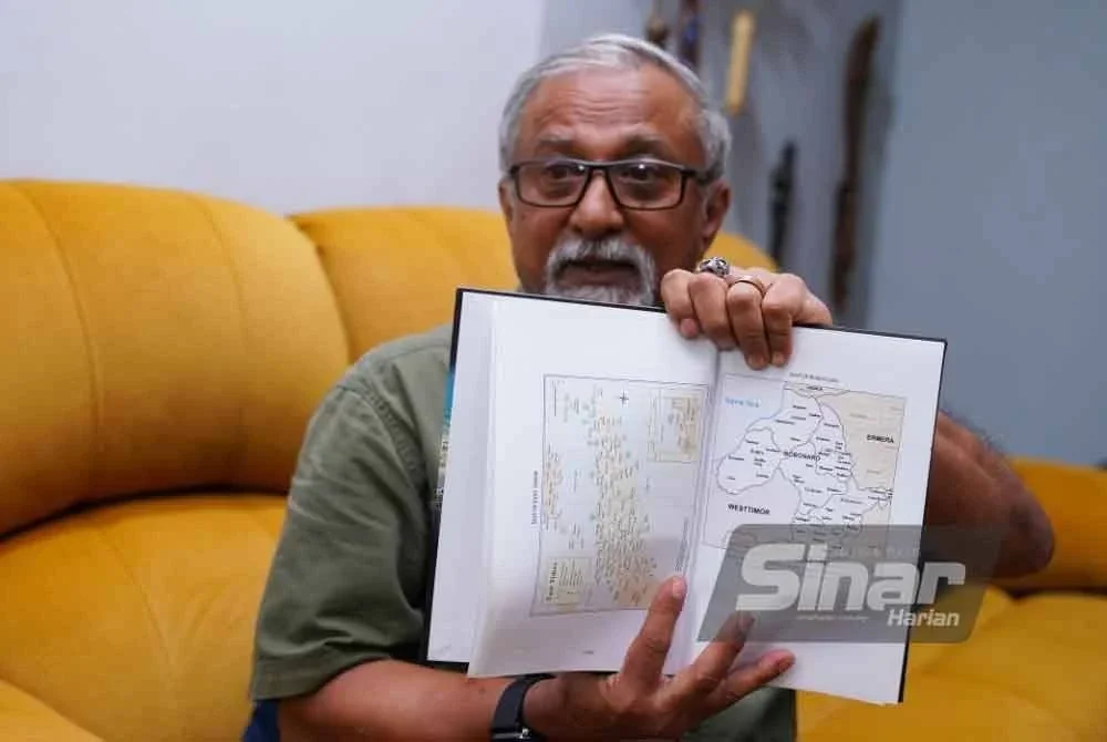 Ajaya menunjukkan peta di mana beliau ditugaskan di Timor Timur. FOTO: Sinar Harian - MOHD HALIM ABDUL WAHID