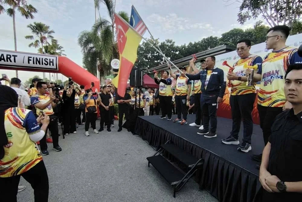 Menteri Besar menyempurnakan majlis pelepasan peserta Ehsan SFV Fun Run 2025.