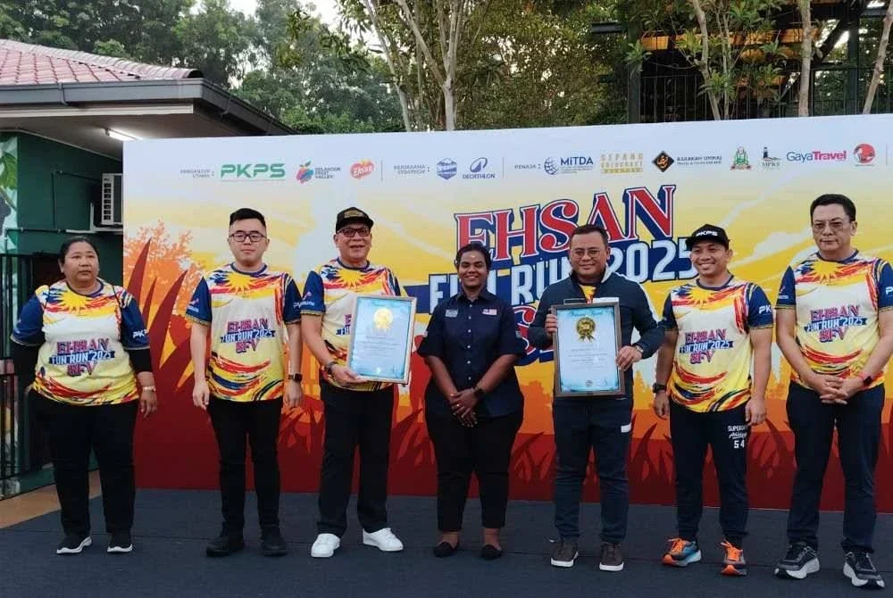 Amirudin (tiga dari kanan) dan Izham (tiga dari kiri) ditemui selepas majlis pelepasan peserta Ehsan SFV Fun Run 2025.