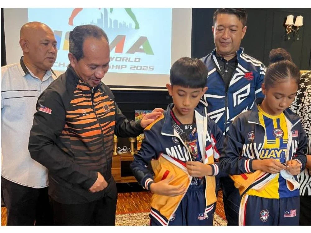 Adam Mikail dan Nur Dhea Salsabila menyarung pakain sukan yang ditaja pada majlis tersebut.