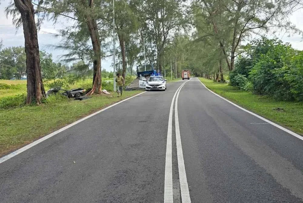 Kemalangan berlaku di Jalan Bandar Penawar - Punggai pada petang Jumaat.