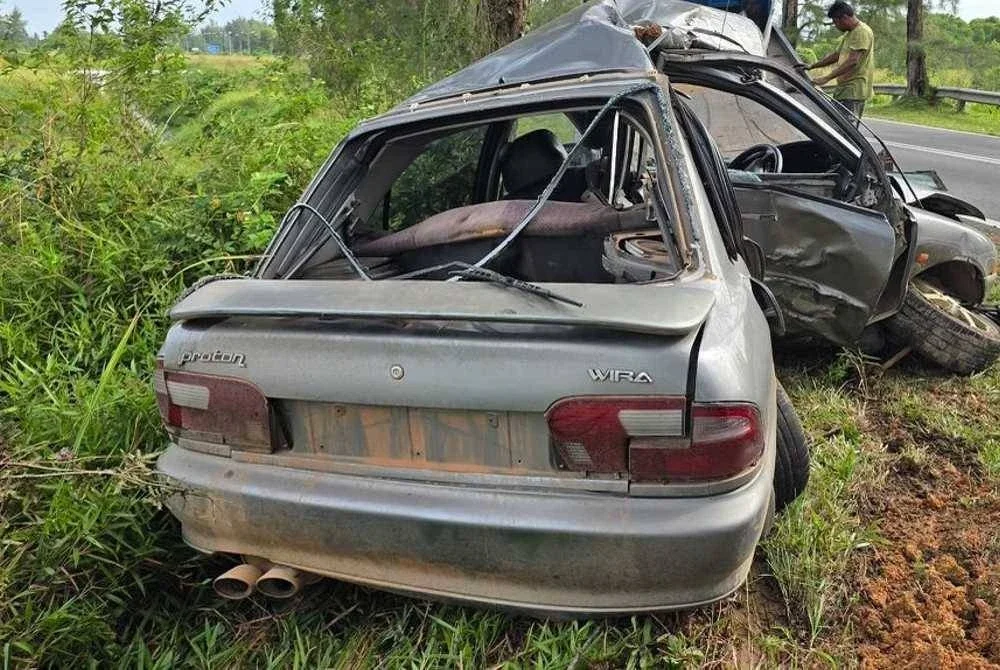 Keadaan kereta Proton Wira remuk selepas terlibat kemalangan.