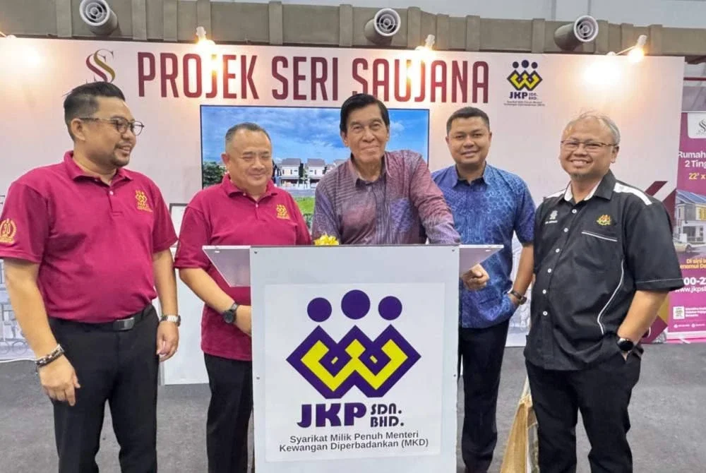 Khalid (tengah) menandatangani plak bagi menyempurnakan Majlis Pra Pelancaran Jualan Fasa 6&7 Taman Seri Saujana dan Kenduri Rakyat di Nibong Tebal Arena pada Sabtu.