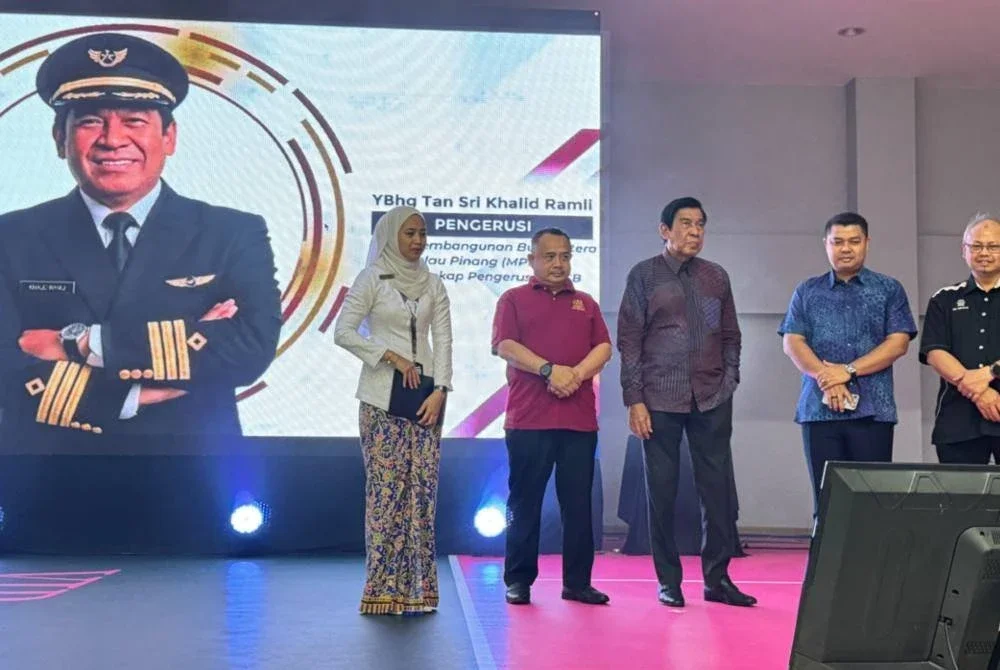 Khalid (tengah) melancarkan Majlis Pra Pelancaran Jualan Fasa 6&7 Taman Seri Saujana dan Kenduri Rakyat di Nibong Tebal Arena pada Sabtu.