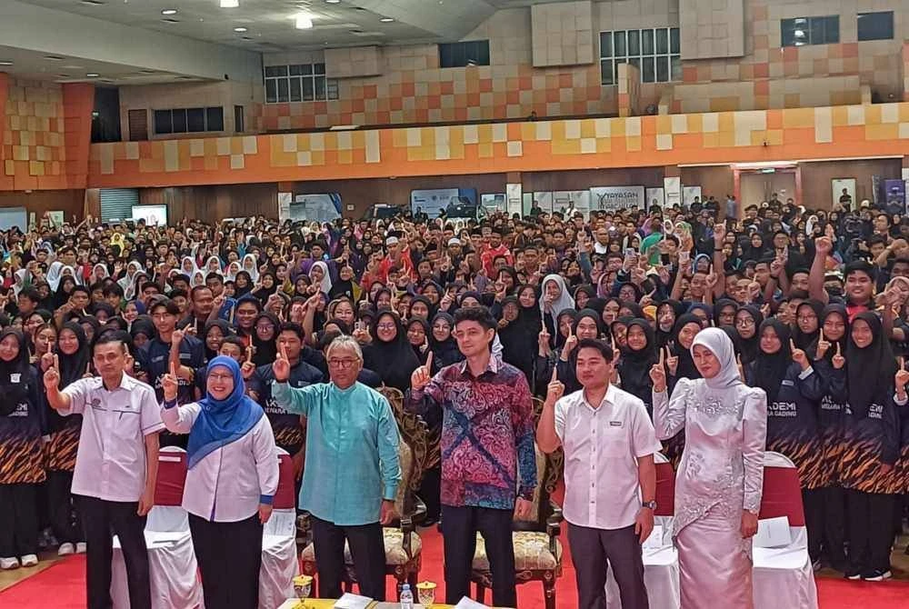 Al-Sultan Abdullah (tiga dari kiri) dan Tengku Hassanal (tiga dari kanan) bersama pelajar pada program road Tour Skor A SPM Pahang dan Program Tuisyen Komuniti Yayasan Al-Sultan Abdullah (YASA)-Universiti Malaysia Pahang Al-Sultan Abdullah (UMPSA) 2025 di Kompleks Sukan UMPSA pada Sabtu.