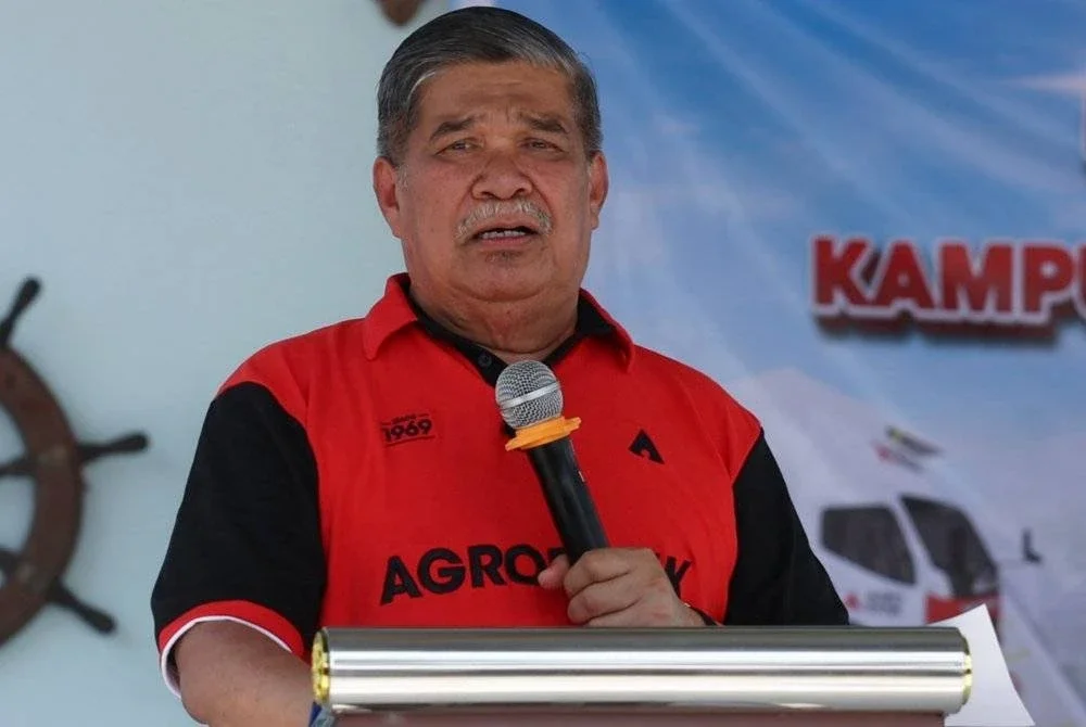 Mohamad berucap pada Majlis Pelancaran Kampung Angkat MADANI di Kampung Pantai Mek Mas pada Sabtu. Foto Bernama