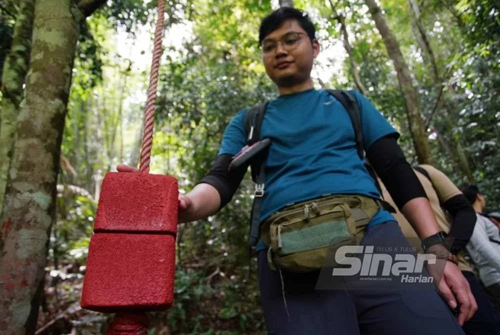 Afif Wafiy sempat menunjukkan 'salt lick block' iaitu bongkah garam mineral untuk memenuhi nutrien hidupan liar.