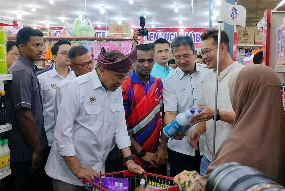 Anwar meninjau pembelian Program Sara di Pasaraya Ekonomi Rakyat Baling pada Sabtu.