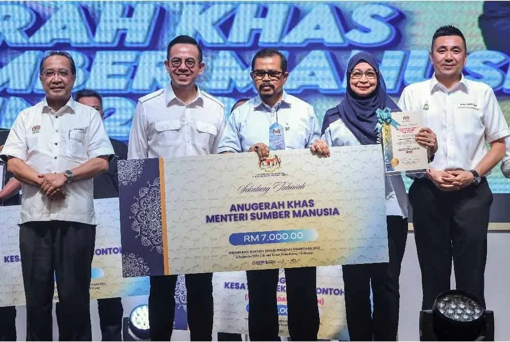 Menteri Sumber Manusia, Steven Sim Chee Keong (dua, kiri) menyampaikan Anugerah Khas Menteri Sumber Manusia kepada Presiden Kongres Kesatuan Pekerja-Pekerja di Dalam Perkhidmatan Awam (Cuepacs), Datuk Dr Adnan Mat (tiga, kanan) pada Perhimpunan Kesatuan Sekerja Peringkat Kebangsaan 2025 pada Sabtu. Foto Bernama